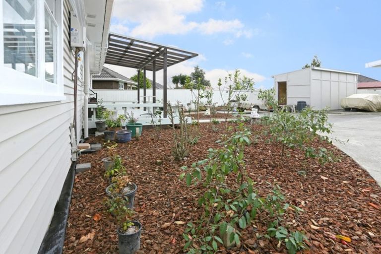 Photo of property in 3 Glen Marine Parade, Glendene, Auckland, 0602