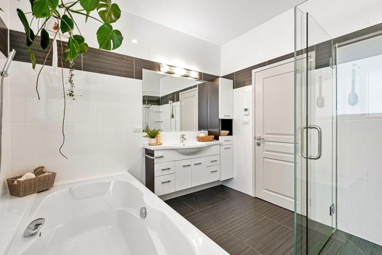 Photo of property in 64 Balboa Drive, Matakatia, Whangaparaoa, 0930