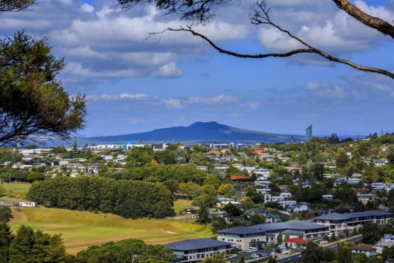 Photo of property in 2/22 Arcadia Crescent, Bayview, Auckland, 0629