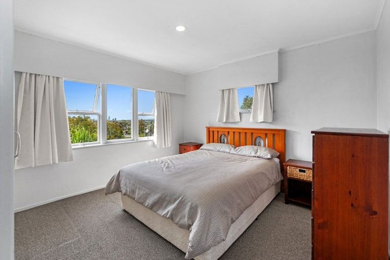 Photo of property in 1/5 Camelot Place, Glenfield, Auckland, 0629