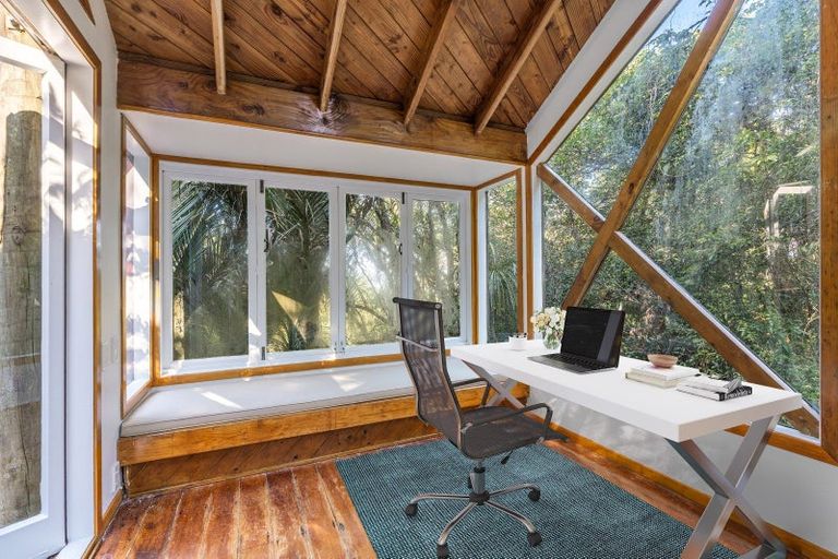 Photo of property in 40 Otitori Bay Road, Titirangi, Auckland, 0604