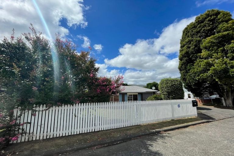Photo of property in 1/11 Eulogy Place, Randwick Park, Auckland, 2105