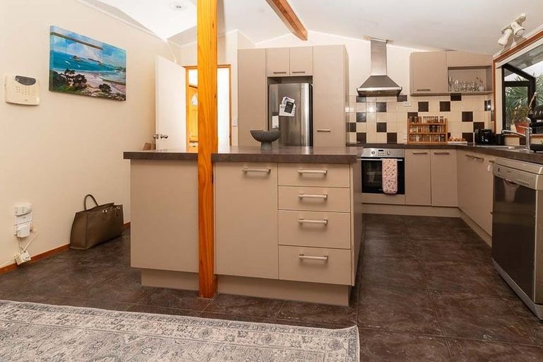 Photo of property in 33a Island Bay Road, Beach Haven, Auckland, 0626