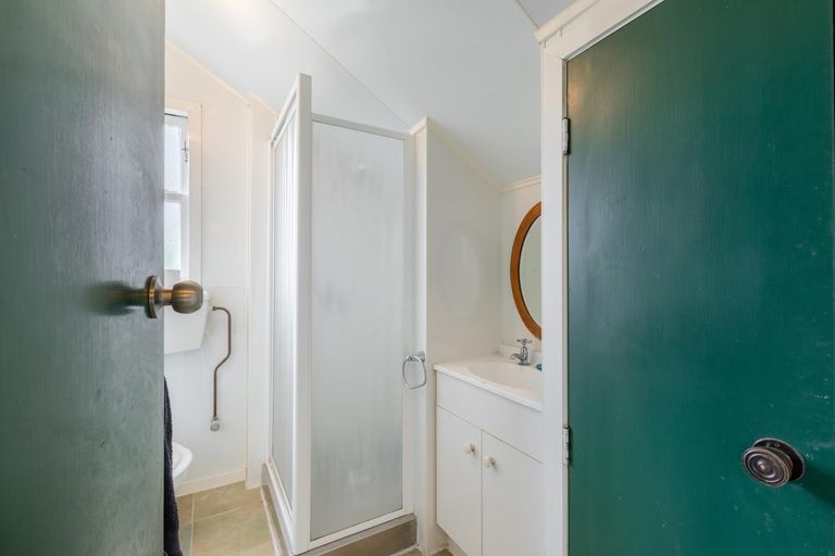 Photo of property in 2 Kaponga Crescent, New Lynn, Auckland, 0600