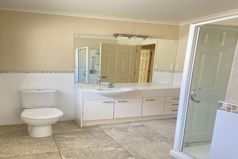 Photo of property in 6 Oswald Close, Flat Bush, Auckland, 2016