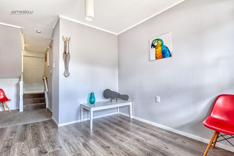 Photo of property in 2/18 Tiri View Place, Waiake, Auckland, 0630