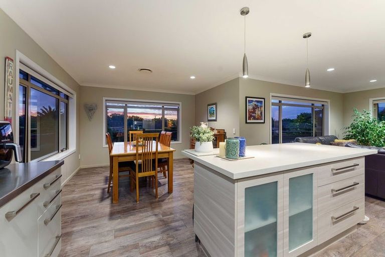 Photo of property in 12 Simpson Crescent, Raumati Beach, Paraparaumu, 5032