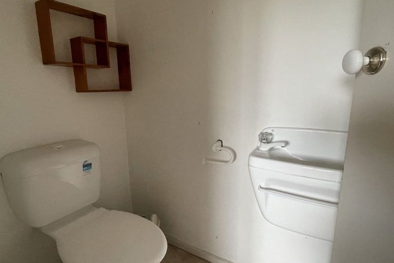 Photo of property in 4 Heversham Place, Glendene, Auckland, 0602