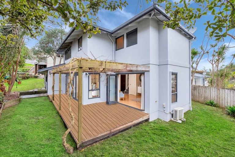 Photo of property in 2/12 Philip Place, Hillcrest, Auckland, 0627
