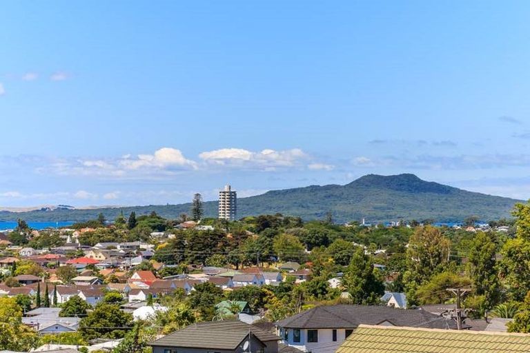 Photo of property in 1/30 Quebec Road, Milford, Auckland, 0620