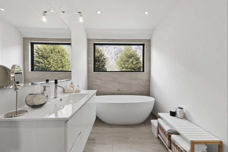 Photo of property in 5 Bretby Court, Jacks Point, Queenstown, 9371