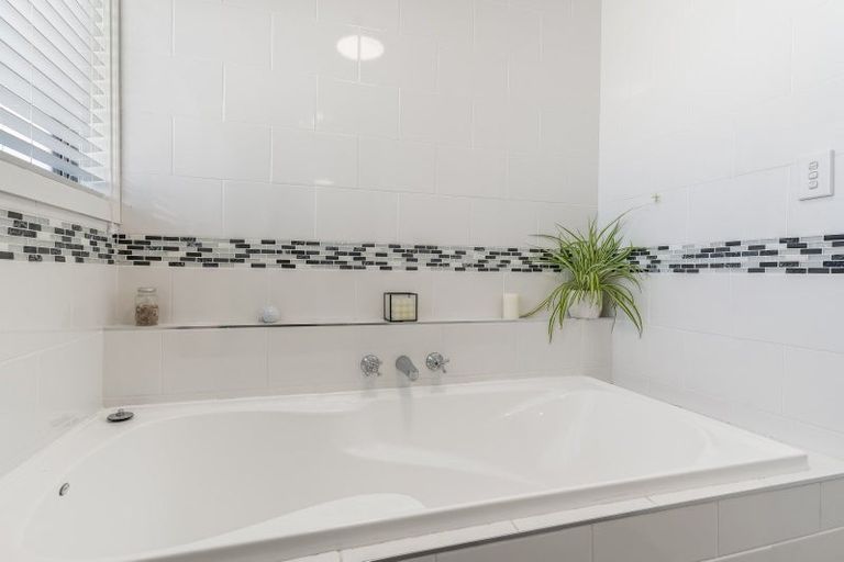 Photo of property in 8 Home Street, Winton, 9720