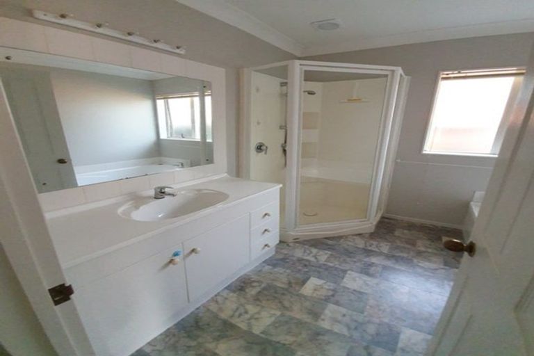 Photo of property in 1/2 Doment Crescent, Orewa, 0931