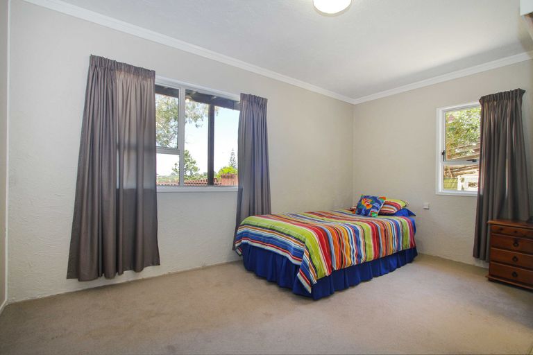 Photo of property in 1/56 Knightsbridge Drive, Forrest Hill, Auckland, 0620