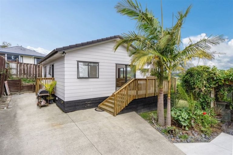 Photo of property in 9 Edgware Road, West Harbour, Auckland, 0618