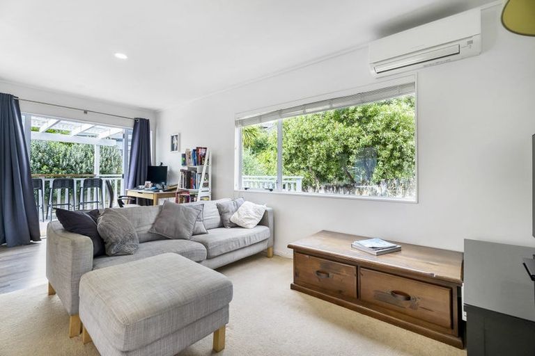 Photo of property in 2/4 Kenneth Hopper Place, Manly, Whangaparaoa, 0930