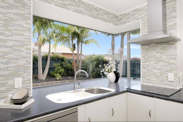 Photo of property in 28 Heversham Place, Glendene, Auckland, 0602