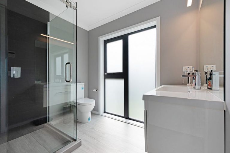 Photo of property in 5 Cessna Way, Newlands, Wellington, 6037