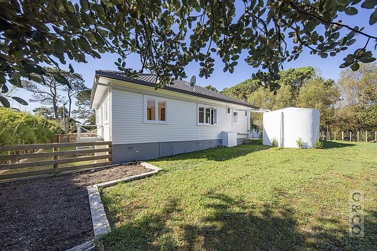 Photo of property in 231 Waitakere Road, Taupaki, Henderson, 0782