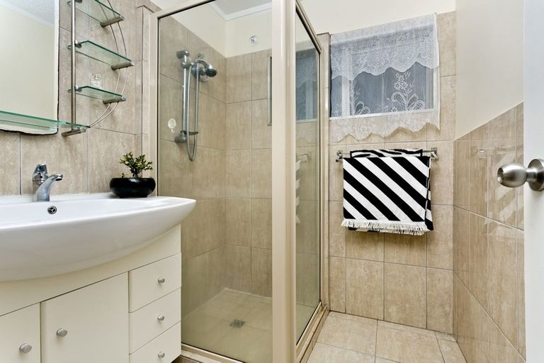 Photo of property in 1/100 Lynn Road, Bayview, Auckland, 0629