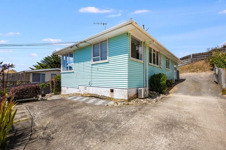Photo of property in 11 Ngahue Crescent, Elsdon, Porirua, 5022
