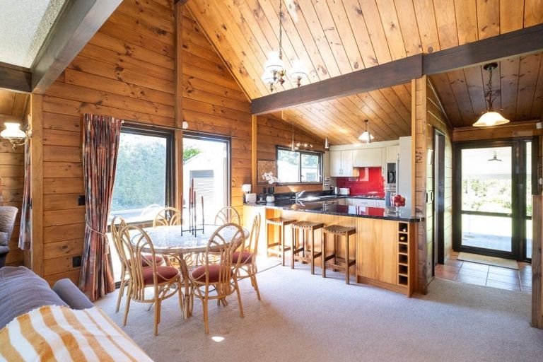 Photo of property in 12 Deakin Place, Clive, 4102