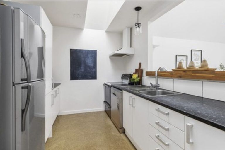 Photo of property in 16 Lawson Place, Mount Victoria, Wellington, 6011