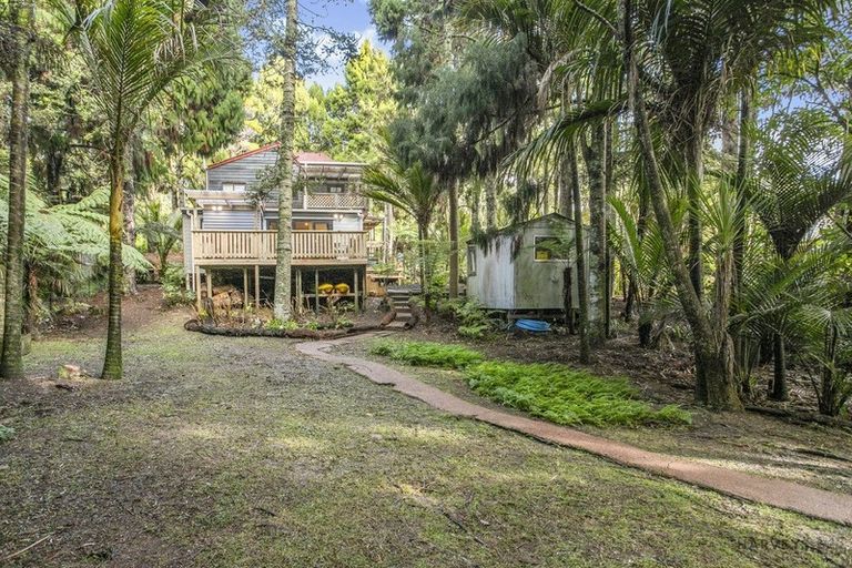 Photo of property in 208 Woodlands Park Road, Titirangi, Auckland, 0604