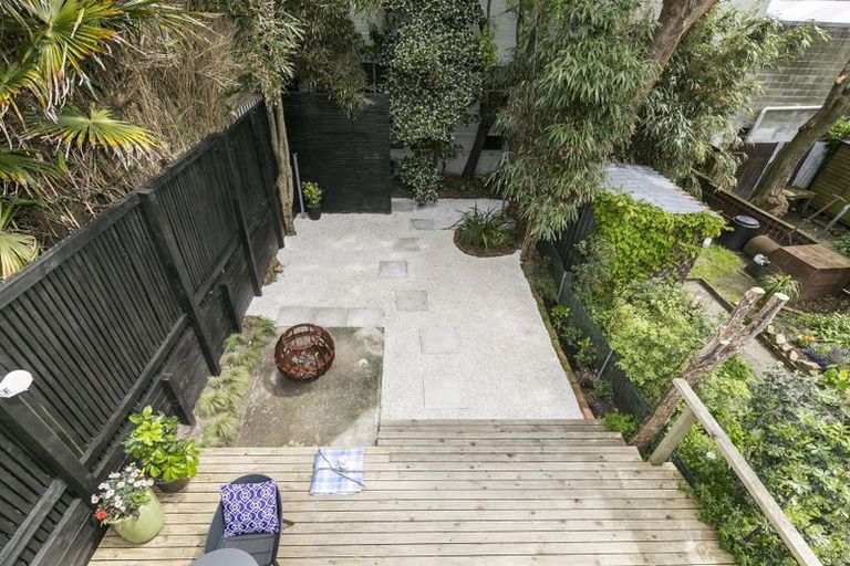 Photo of property in 15 Moir Street, Mount Victoria, Wellington, 6011