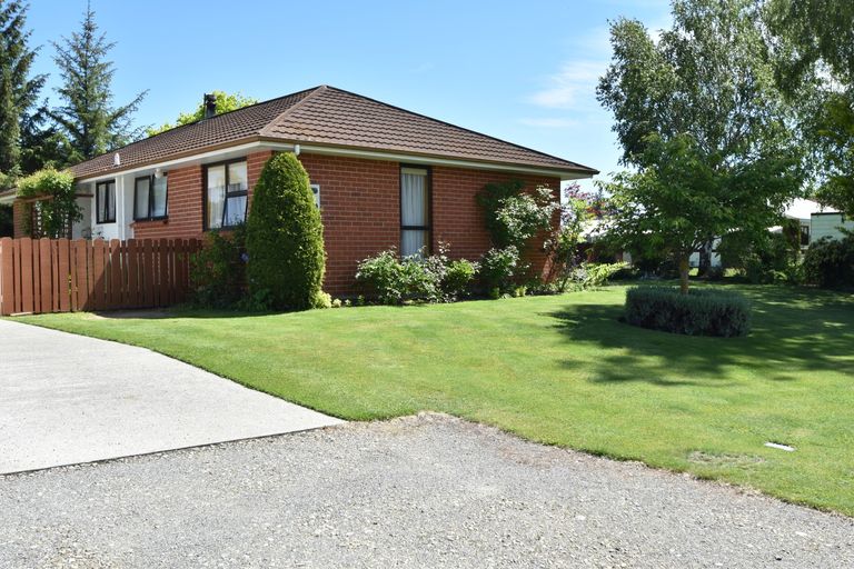 Photo of property in 10 Benmore Place, Omarama, 9412