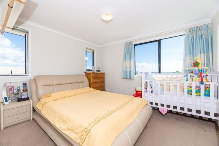 Photo of property in 24 Denver Avenue, Sunnyvale, Auckland, 0612