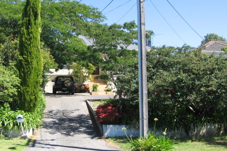 Photo of property in 2/12 Aorangi Place, Birkenhead, Auckland, 0626