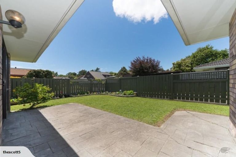 Photo of property in 2 Gregory Close, Palmerston North, 4414