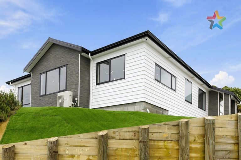 Photo of property in 6 Poto Road, Normandale, Lower Hutt, 5010