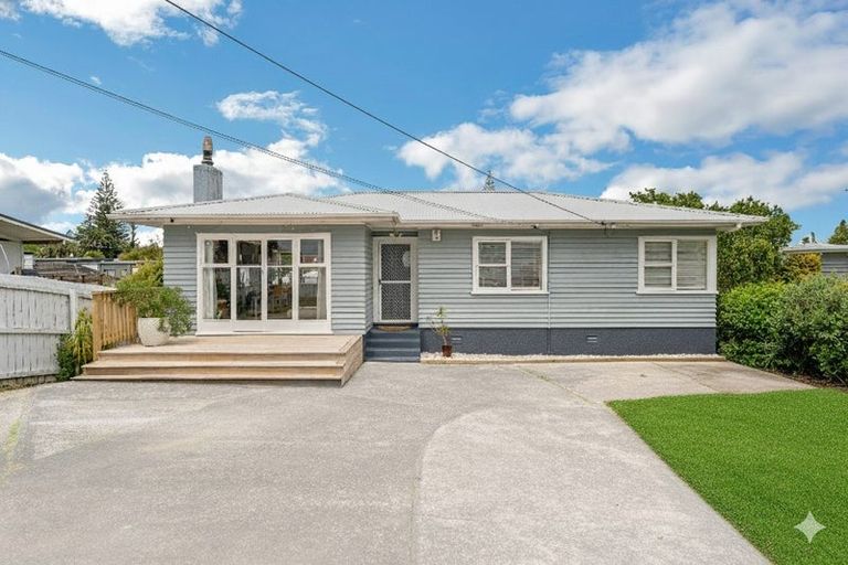 Photo of property in 20 Sylvan Crescent, Te Atatu South, Auckland, 0610