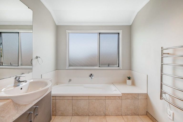 Photo of property in 7 Kingtide Place, Red Beach, 0932