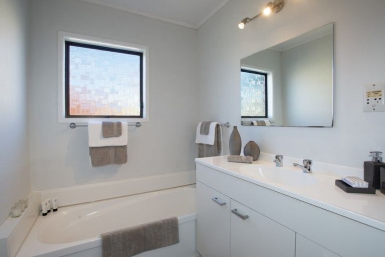 Photo of property in 85 Kiwi Esplanade, Mangere Bridge, Auckland, 2022