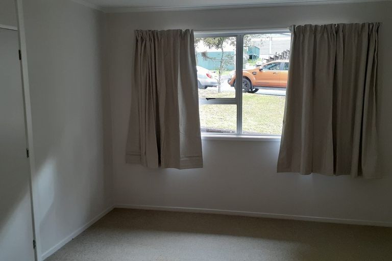 Photo of property in 4 Tahu Crescent, Sunnynook, Auckland, 0620