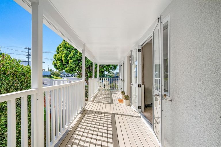 Photo of property in 1/2 Heathcote Road, Castor Bay, Auckland, 0620