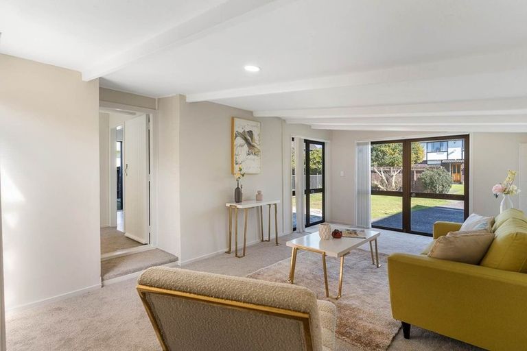 Photo of property in 1/13 Challen Close, Conifer Grove, Takanini, 2112