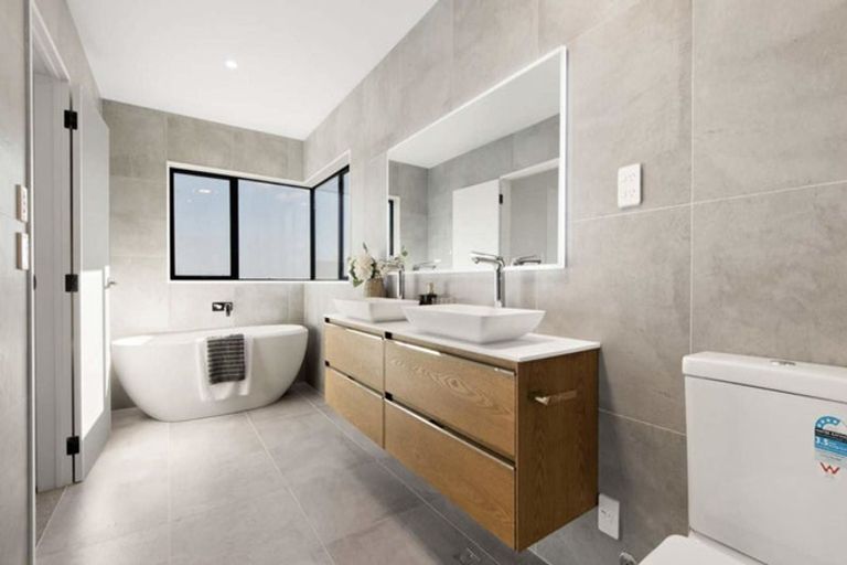 Photo of property in 47a Takutai Avenue, Half Moon Bay, Auckland, 2012