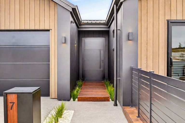 Photo of property in 7 Annie Aranui Drive, Poraiti, 4182