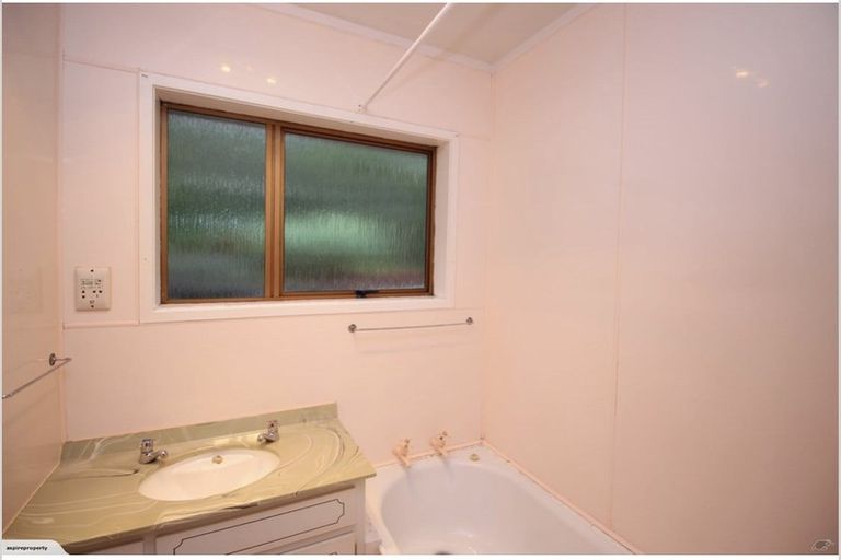 Photo of property in 1/404 Glenfield Road, Glenfield, Auckland, 0629