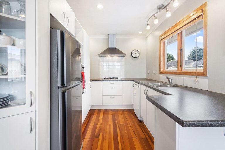 Photo of property in 43 Neil Avenue, Te Atatu Peninsula, Auckland, 0610