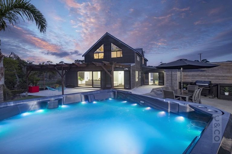 Photo of property in 206 Waitakere Road, Waitakere, Henderson, 0782