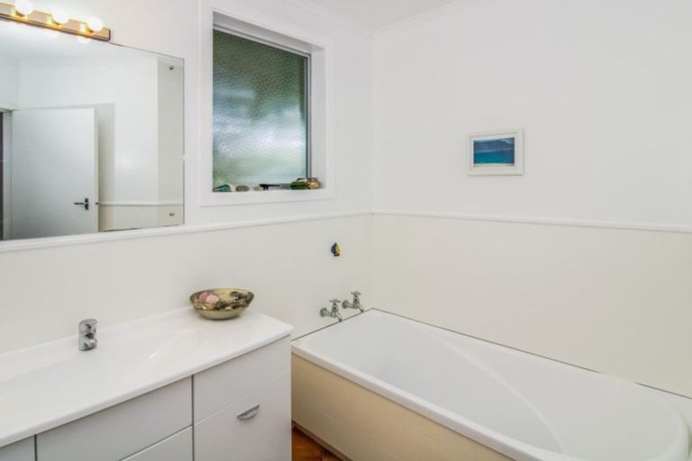 Photo of property in 5b Bromley Place, Westown, New Plymouth, 4310