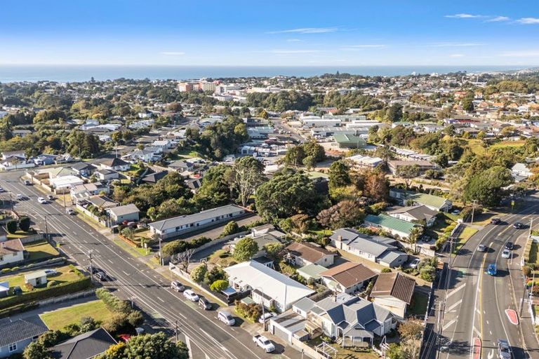 Photo of property in 8 Omata Road, Westown, New Plymouth, 4310