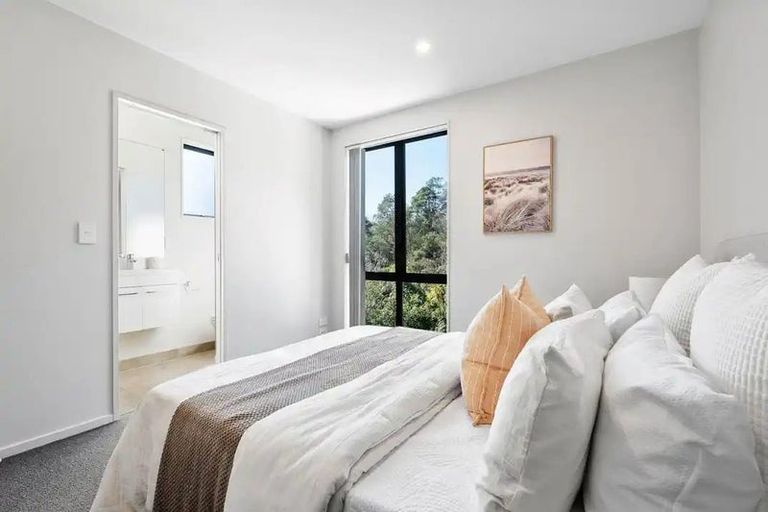 Photo of property in 60d Seymour Road, Sunnyvale, Auckland, 0612