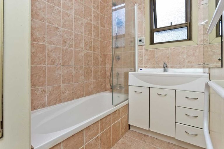 Photo of property in 15 Westwell Road, Belmont, Auckland, 0622