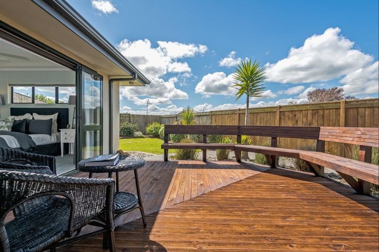Photo of property in 40 Royal Oak Drive, Kelvin Grove, Palmerston North, 4414